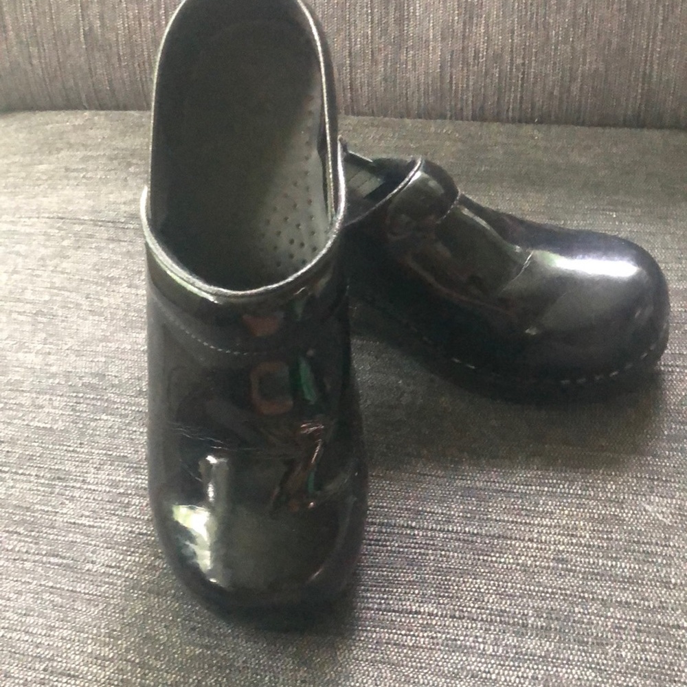 New Sanitas patent leather clogs in mint condition
